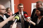 Omringet. Det var med Troels Lund Poulsens egne ord en »overvældende« modtagelse, han fik af pressen, da han i dag vendte tilbage til arbejdet i Folketinget. 