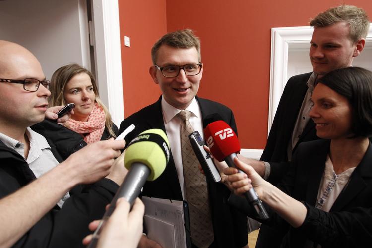 Omringet. Det var med Troels Lund Poulsens egne ord en »overvældende« modtagelse, han fik af pressen, da han i dag vendte tilbage til arbejdet i Folketinget. 