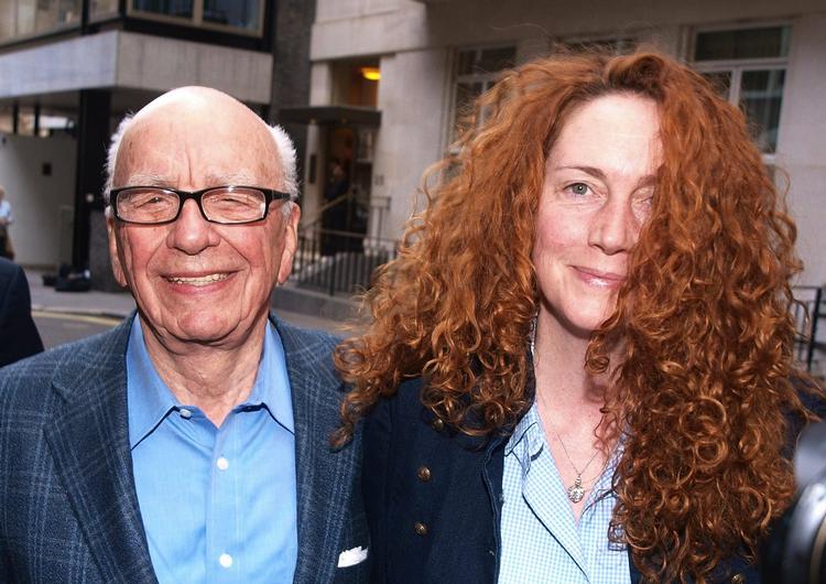 brooks. Rebekah Brooks sammen med sin chef Rupert Murdoch kort efter at News of the World blev lukket. (arkiv) 