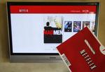 Online. Hos Netflix betaler du et fast beløb hver måned. Denne tjeneste er helt lovlig i USA - men ikke i Danmark. 