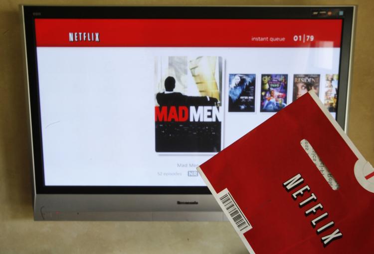 Online. Hos Netflix betaler du et fast beløb hver måned. Denne tjeneste er helt lovlig i USA - men ikke i Danmark. 