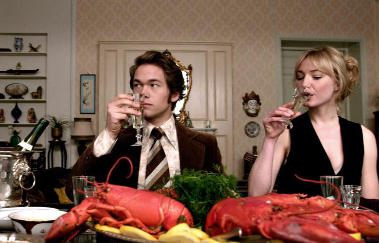 Erobreren. Fjerde afsnit af tv-serien blev vist søndag på NRK. Den unge Jonas (Jakob Oftebro) og veninden Margrete (Marte Germaine Christensen) skåler her med Margretes far. 