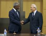 TOPMØDE. Kofi Annan, der er udpeget af FN og Den Arabiske Lige til at sikre fred i Syrien, giver her hånd til lederen af den syriske opposition Burhan Ghalioun forud for dagens møde i Ankara i Tyrkiet. 