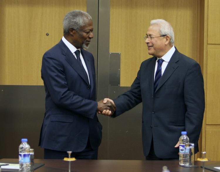 TOPMØDE. Kofi Annan, der er udpeget af FN og Den Arabiske Lige til at sikre fred i Syrien, giver her hånd til lederen af den syriske opposition Burhan Ghalioun forud for dagens møde i Ankara i Tyrkiet. 