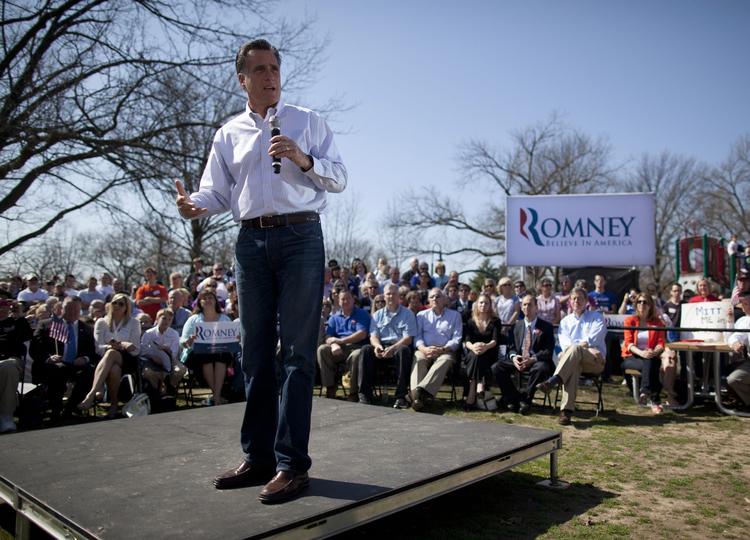 Anstrengt? Det klæder ikke Mitt Romney at forsøge at fedte sig ind hos de lokale ved at tale deres dialekt, mener andre republikanere. Her ved et besøg i Missouri i dag, hvor det gik galt. Foto: Evan Vucci/AP 