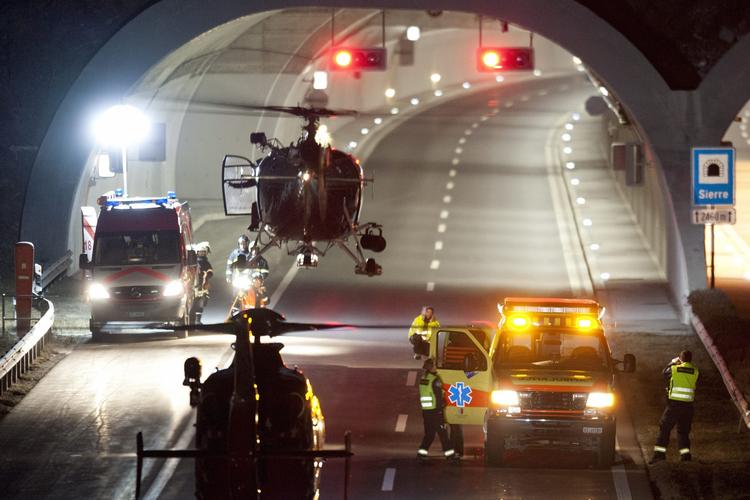 Dødsulykke. Skibussen forulykkede af endnu ukendte grunde i en tunnel i den sydlige del af Schweiz. 