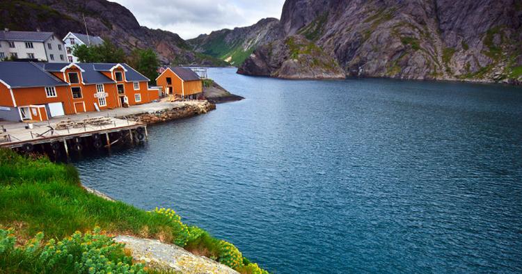 Naturskønt. Lofoten i Norge er et smukt område med blandt andet hvalsafari, fiskeri og små. idylliske landsbyer. 