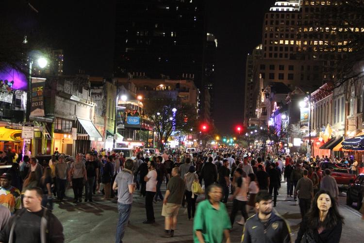 Mylder. 6th Street er gaden over dem alle i Austin. Under SXSW er alt lukket af for trafik, og hver en bar med respekt for sig selv afholder koncerter. Det samme gør pizzarierne. Og cykelhandleren. Hvorfor ikke? 