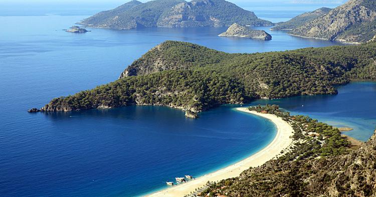 HØJDESPRINGER. Tyrkiet er et hit blandt danskerne. Her er det kysten ved Fethiye Oludeniz. 