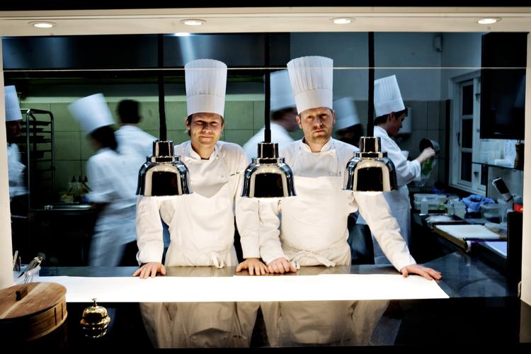 Spænding. Danmark har både verdens bedste kok og verdens bedste restaurant (Noma). Sidste år blev verdens bedste kok Rasmus Kofoed og restauranten Geranium snydt for en michelinstjerne. Måske får de den i år. 