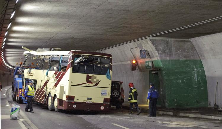 Bussen med 52 passagerer havde ikke kørt længe, da den kørte frontalt ind i en tunnelvæg. 22 børn er omkommet. 