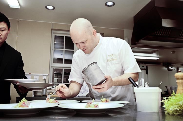 Kokkekunst. Medejer og kok Jakob Mielcke tryller med maden på Restaurant Mielcke og Hurtigkarl, mener både anmeldere og gæster. 