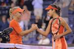 nedtur. Nederlaget i ottendedelsfinalen til Ana Ivanovic (th.) sender Caroline Wozniacki ned som nummer 6 på den næste verdensrangliste. 