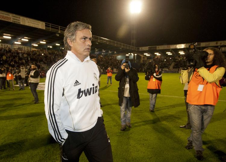 lommepenge. Det koster dyrt for Real Madrid at have Jose Mourinho som træner og en perlerække af stjerner på banen. 
