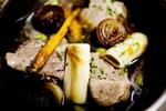 Rustik. Det rustikke er dominerende på Bar’Vin, her en langtidsstegt  nakkekotelet  serveret med  skysovs med  salvie, porre  og gulerod. 