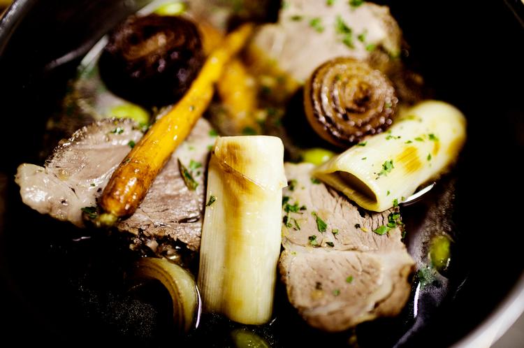 Rustik. Det rustikke er dominerende på Bar’Vin, her en langtidsstegt  nakkekotelet  serveret med  skysovs med  salvie, porre  og gulerod. 