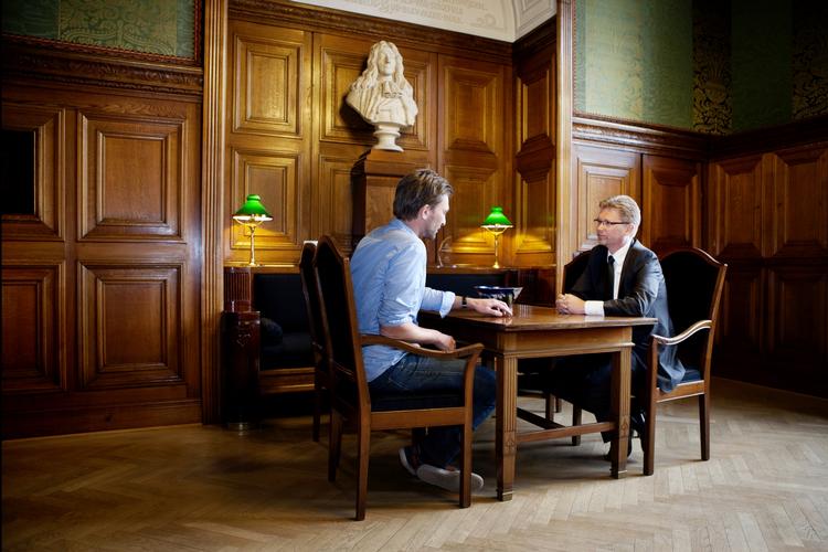 Blåstemplet. Frank Jensen (til højre) går nu ind med moralsk støtte til Bagsidens store landsdækkende kampagne for at få danskerne til at returnere stjålen offentlig ejendom. 