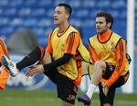 opladning. Som anfører går John Terry gerne forrest, som her under en opvarmning med Juan Mata på slæb. 
