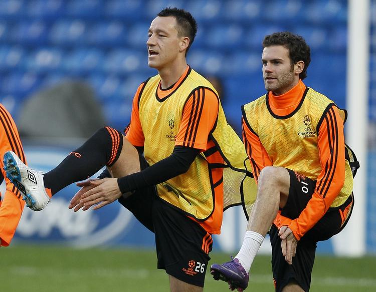 opladning. Som anfører går John Terry gerne forrest, som her under en opvarmning med Juan Mata på slæb. 