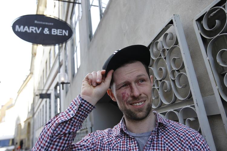 Hæder. Ejeren af Marv &amp; Ben foran restaurantens gamle skilt, som snart bliver erstattet. 