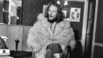 Ond. Ginger Baker har tilsyneladende sine dæmoner at slås med. I filmen 'Beware of Mr. Baker' fortæller han blandt andet, at han mener, Gud holder ham i live med vilje for at pine ham for alle de forbrydelser, han har begået i sit liv. Politiken.dk løb tilfældigt ind i filmens instruktør iAustin, Texas. 