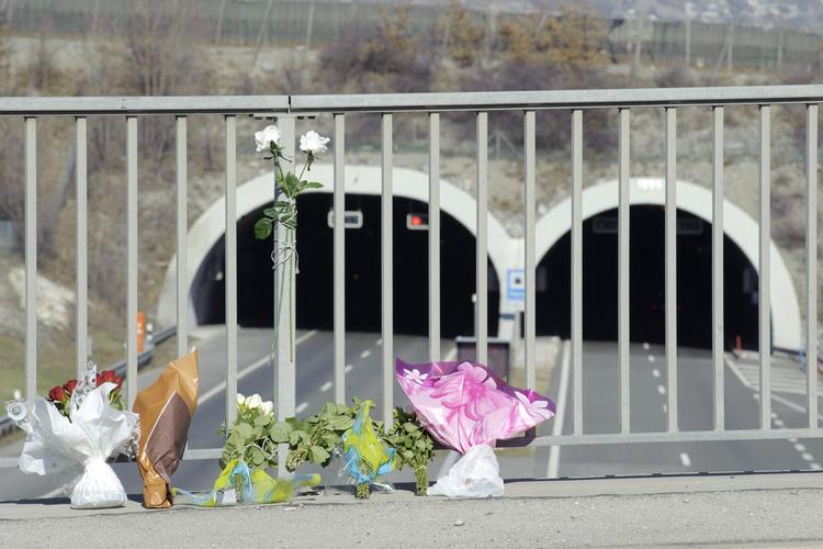 Sorg. Forældre og pårørende er i dyb sorg efter busulykke, som har kostet 28 personer livet. 