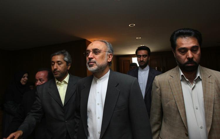 Kontant. Iran vil ikke stå tilbage for et israelsk angreb, siger udenrigsminister Ali Akbar Salehi. 