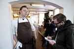 Overraskelse.  Blandt de nye michelinrestauranter er Grønbech og Churchill.  Her ses Rasmus Grønbech kort tid efter udnævnelsen i færd med at give interviews til pressen. 