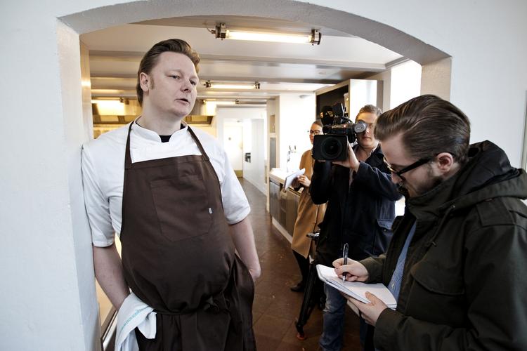 Overraskelse.  Blandt de nye michelinrestauranter er Grønbech og Churchill.  Her ses Rasmus Grønbech kort tid efter udnævnelsen i færd med at give interviews til pressen. 
