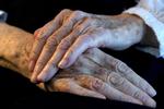 Fattigt. Hvis man ikke allerede tidligt i livet overvejer sine pensionsforhold, risikerer man at komme til at spænde livremmen voldsomt ind, advarer økonom. 
