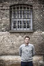 meyer.  Programmet lover mere action, end det kan holde. 