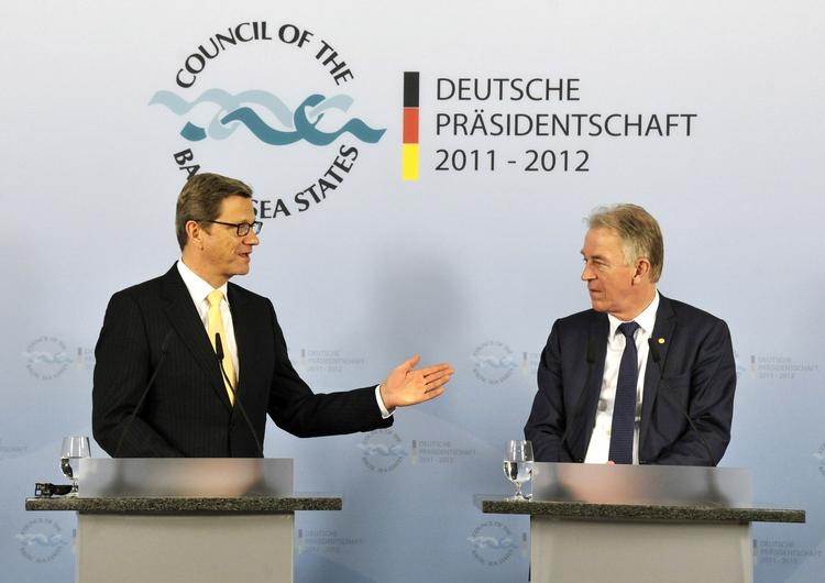storpolitik. Udenrigsminister Guido Westerwelle fra Tyskland og udenrigsminister Villy Søvndal (SF) har diskuteret EU's fremtid over telefonen. 