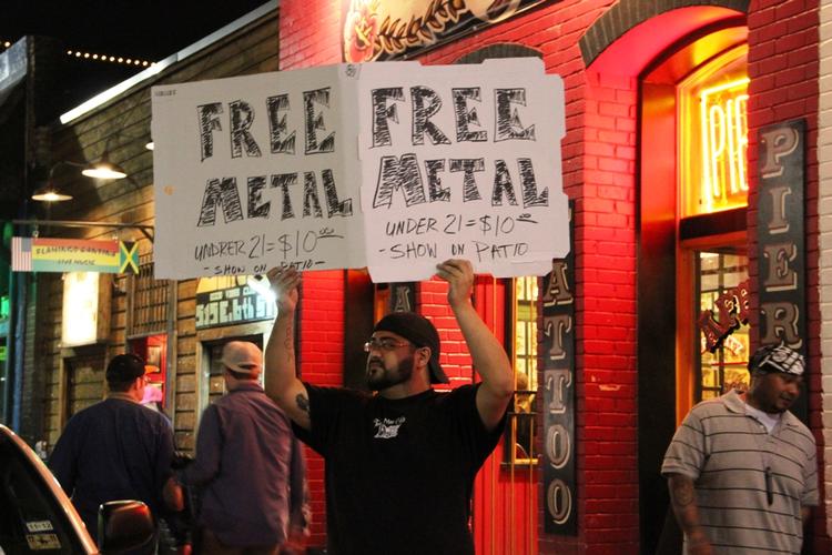 Weird. Austin er den eneste demokratiske by i den republikanske stat Texas. På de skønne forårsdage er der flere enklaver i byen, der kunne minde om Christiania på en varm sommerdag, og ifølge Roskilde-booker Rikke Øxner er folk da også meget oplyste om, hvad der rører sig i verden - for eksempel i Danmark: »Da jeg kom herover det år, hvor Ungdomshuset i København var blevet ryddet, stod de alle sammen og kiggede på mig og var sådan helt 'hvad fanden sker der for jer?'«, fortæller Øxner, der som altid er på plads i byen, der fyrer mange tusind koncerter af i løbet af ugen. I stort set alle genrer. 