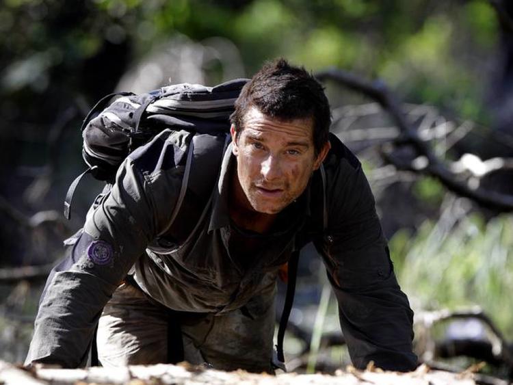 Eventyrer. Bear Grylls har besteget en aktiv vulkan i Guatemala, været i klinch med frådende, rabies-befængte hunde og klaret sig gennem ørkenen i Sahara ved at spise levende insekter. 