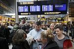 Ventetid. Rejsende på charterferie kan se frem til flere timers forsinkelse på grund af en strejke i lufthavnen. 