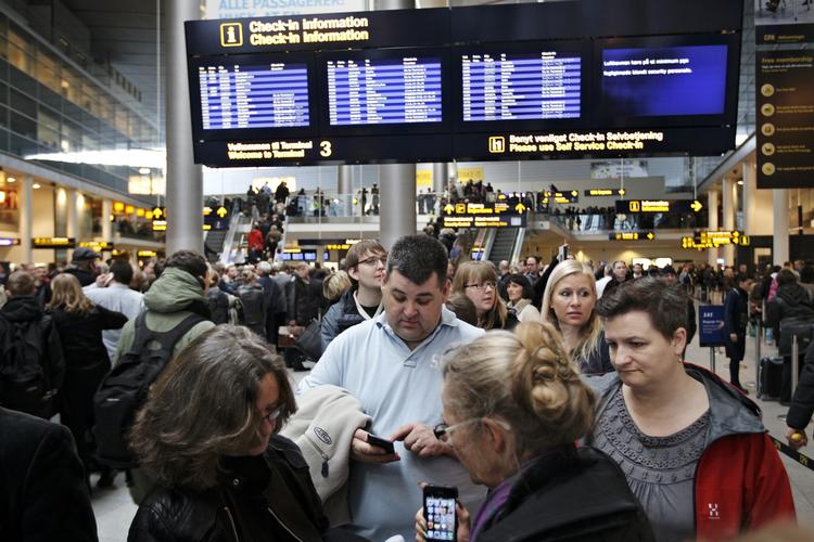 Ventetid. Rejsende på charterferie kan se frem til flere timers forsinkelse på grund af en strejke i lufthavnen. 