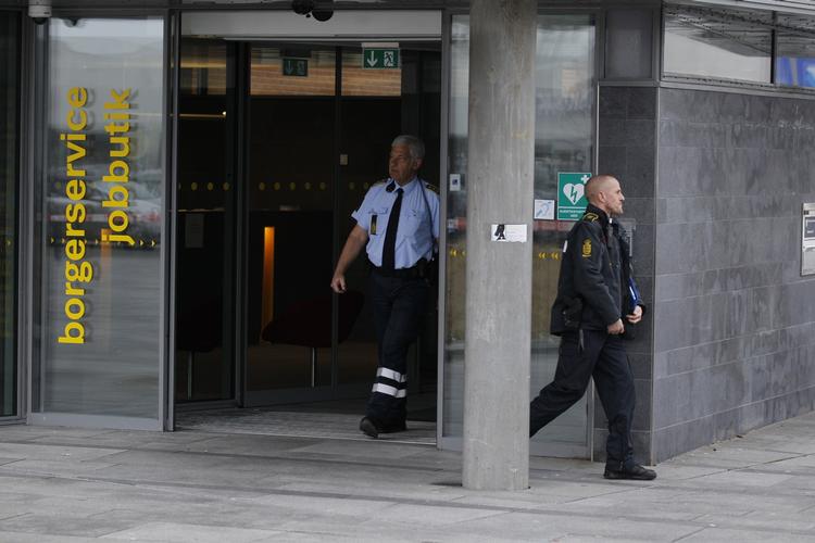 overfald. Her på jobcentret på Birkedalsvej i Helsingør overfaldt en mand tidligere på dagen to ansatte med en økse. 