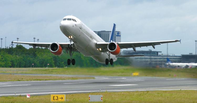 Kaos i lufthavnen og strejke betød, at flere flyselskaber måtte lade deres fly lette uden mange passagerer. 