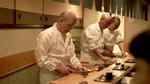 Familiesushi. Med plads til ti gæster er Sukiyabashi Jiro verdens mindste trestjernede Michelin- restaurant. Her venter sushiens svar på kronprins Frederik, sønnen Yoshikazu, på, at far Jiro tør give ansvaret fra sig. Foto: Miracle Film 