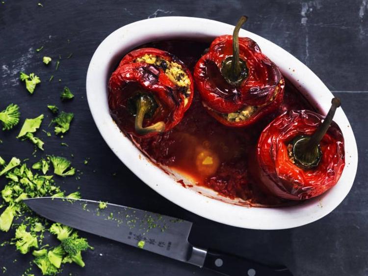 Mættende. Jeg har brugt sydamerikanske quinoafrø, som på grund af deres  proteinindhold får retten til at udgøre et fuldt måltid blot med en grøn salat til, men du kan sagtens bruge danske korn eller asiatiske ris i stedet. De bagte peberfrugter kan også serveres sammen med sommerens  grillede kød  eller fisk. 