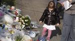 sorg. I Lommel i Belgien voksede den bunke af blomster og bamser foran mange af børnenes skole i går, da pårørende udtrykte deres sorg. 
