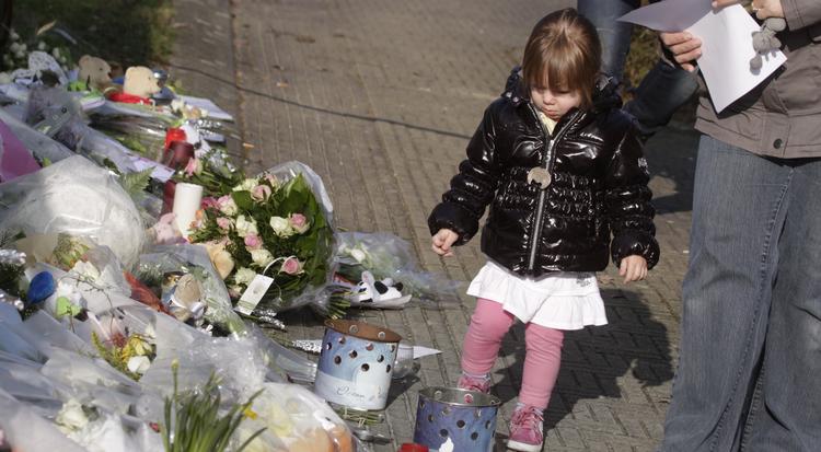 sorg. I Lommel i Belgien voksede den bunke af blomster og bamser foran mange af børnenes skole i går, da pårørende udtrykte deres sorg. 