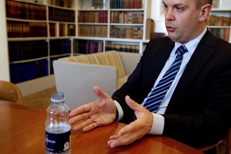 tillid. Finansminister BJarne Curydon støtter fortsat sin bestyrelsesformand i Dong, Fritz Schur. (arkiv) 