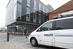 Amok. En 42-årig mand bevæbnet med en økse angreb i dag medarbejderne på et jobcenter i Helsingør. Han nåede at såre to personer, inden han blev overmandet af borgere. 