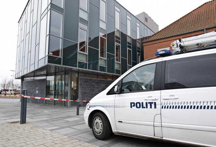 Amok. En 42-årig mand bevæbnet med en økse angreb i dag medarbejderne på et jobcenter i Helsingør. Han nåede at såre to personer, inden han blev overmandet af borgere. 