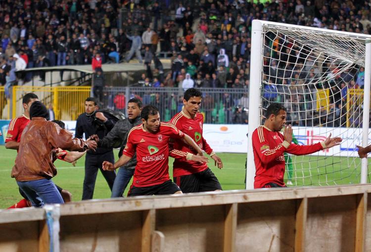 Dødsvold. Mindst 74 blev mast, tævet eller stukket ihjel under optøjer på et egyptisk fodboldstadion i februar. 