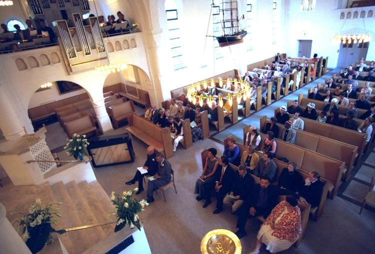Ægteskab. Venstre og konservative vil lade deres folketingsmedlemmer stemme efter personlig overbevisning, når Folketinget skal tage stilling til homoseksuelles mulighed for at gifte sig i kirken. Det er for sløvt, mener de radikale. Arkivfoto. 