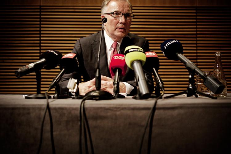 Fyring. Talte Fritz Schur fuldstændigt sandt, da han  holdt pressemøde forleden? Det er alle ikke sikre på. 