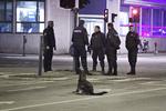 Skuddrama. Her til aften blev en mand ramt af skud i ryggen under en skudveksling i Vanløse. Politiet har afspærret området. 