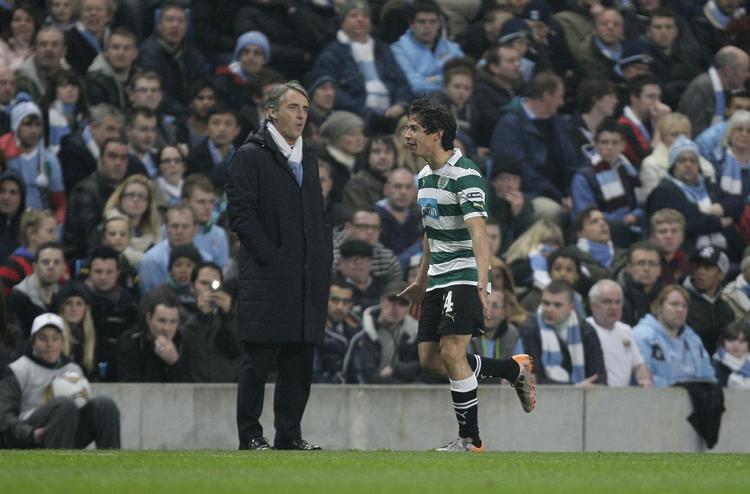 Mål. Lissabons Matias Fernandez passerer City-træner Roberto Mancini, da han jubler efter sin scoring. 